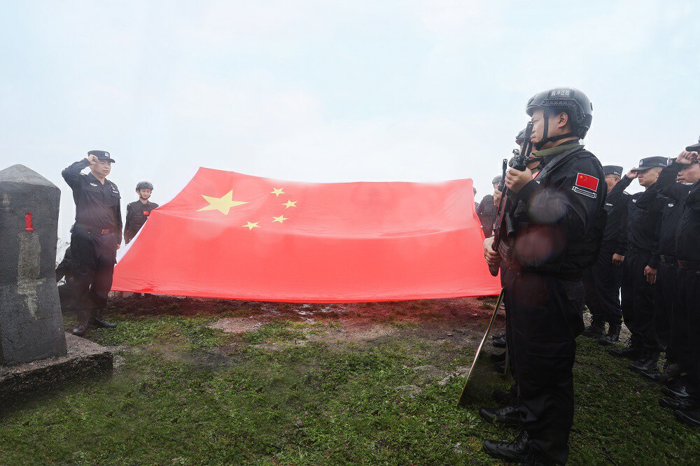 300余名师生在学校操场上瞻仰国旗