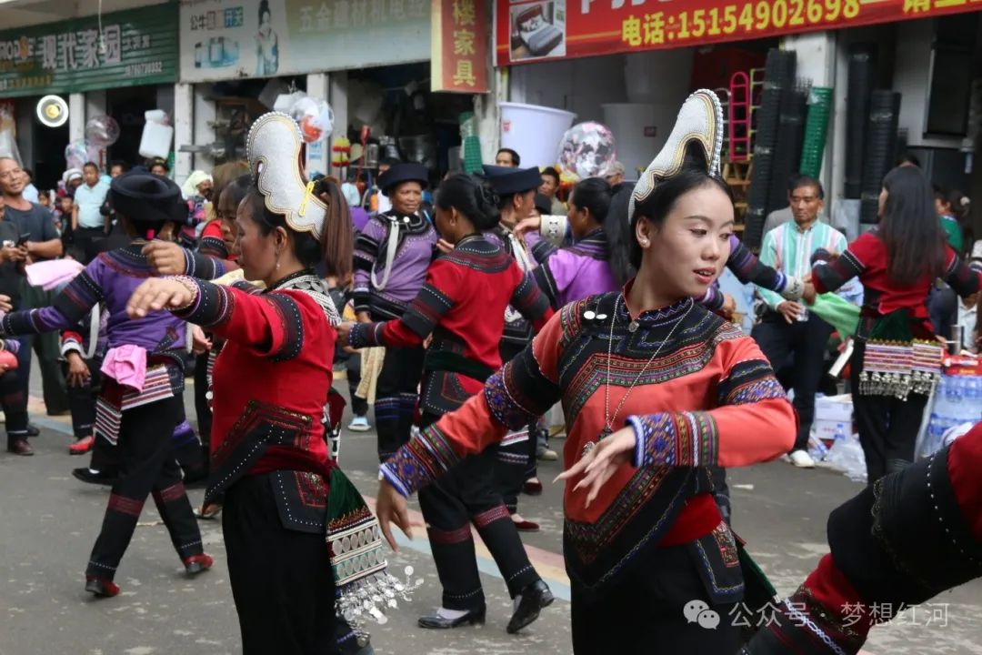 四川游客  周雨蕾和当地人民一起跳长街乐作舞,我感受到了哈尼族,彝族