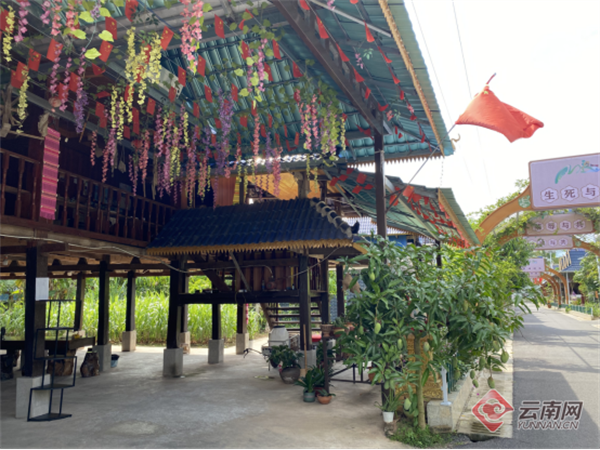 6月21日,勐腊县首届热带雨林文化旅游节中老边民老庚大赶摆在曼烈