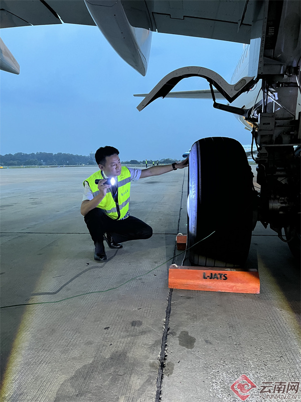 中国东航劳模机长王敏浩：蓝天逐梦守初心 奋楫笃行担使命