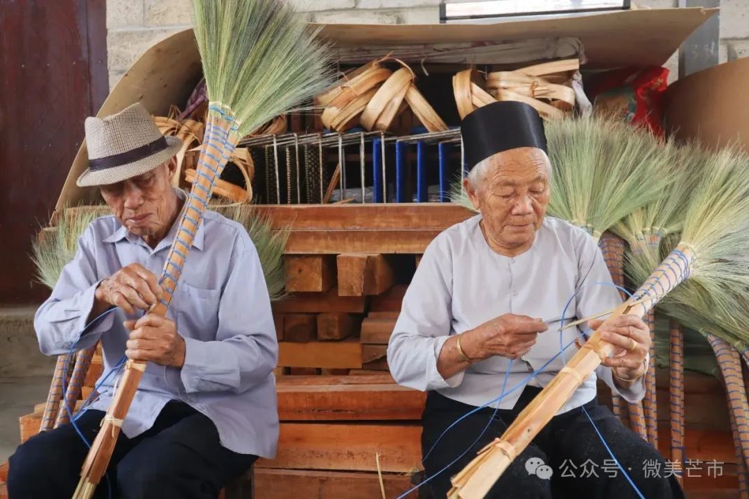 芒市傣家老夫妇用巧手传承扫把制作技艺