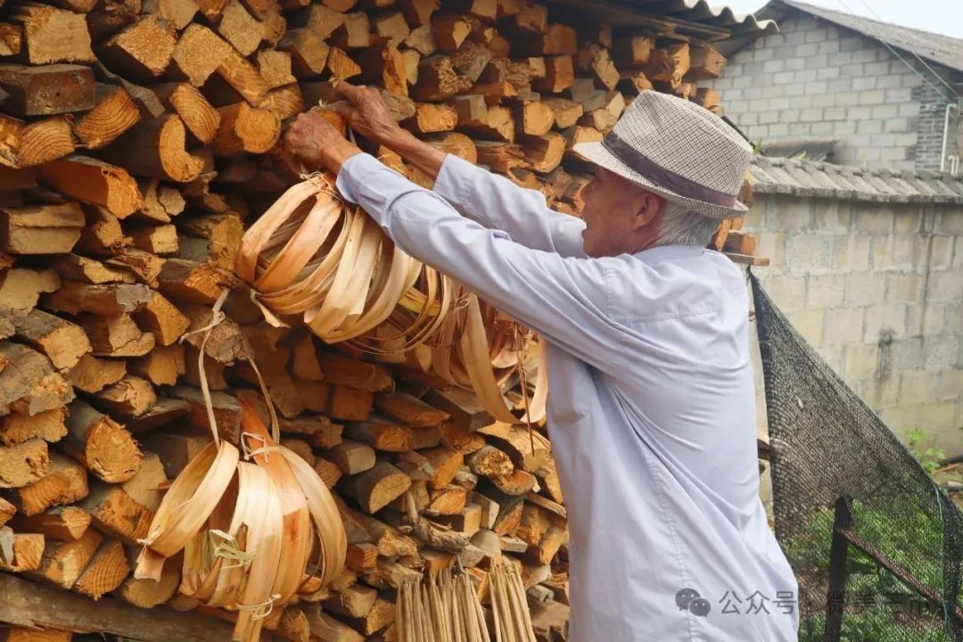 芒市傣家老夫妇用巧手传承扫把制作技艺