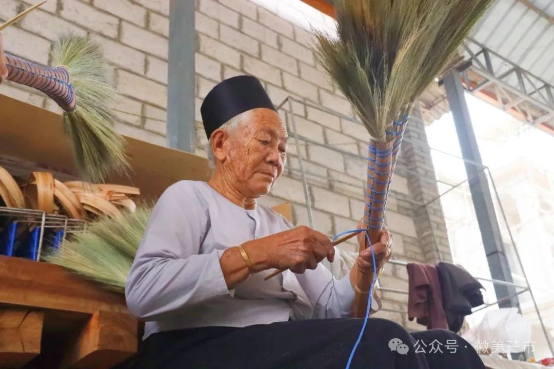 芒市傣家老夫妇用巧手传承扫把制作技艺