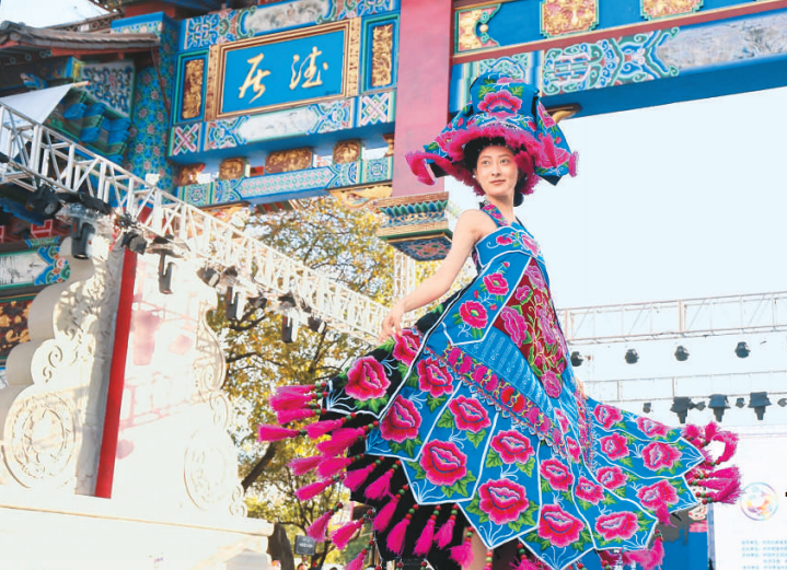 “绣”出美好新生活!《人民日报海外版》整版聚焦楚雄彝绣