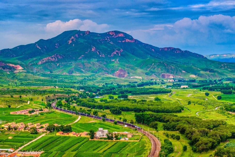 每一张都是壁纸！看火车行驶在草原“画廊”