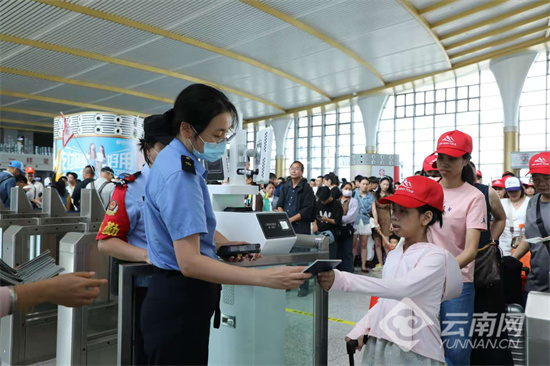 中越跨境游市场火热 云南河口北站发送越南旅客同比增长75%