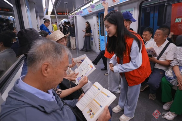云南省一院医师节举办地铁科普活动 让健康知识伴市民出行