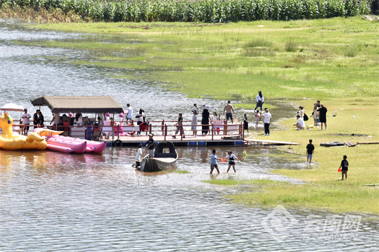 大理巍山：暑期美景引客来