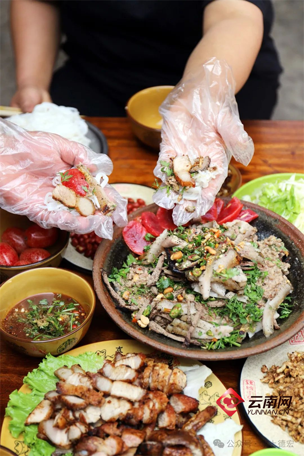 【早安云南·滇味】除了过桥，云南的米线还会“过手”！