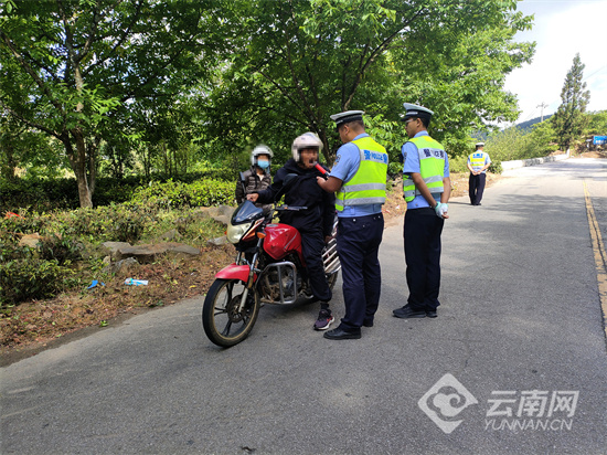 凤庆公安：严查违法行为 织密秋季道路交通安全防护网