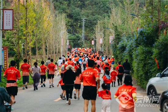 云南西畴县红日东升和美乡村健康跑赛事尽显体育赋能乡村振兴