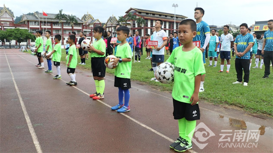 普洱孟连：绿茵场上传情谊，民族团结绽芳华
