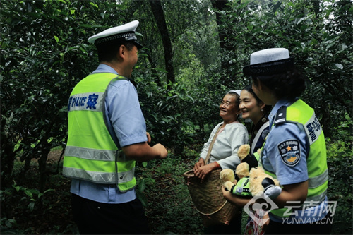 云南交警“美丽乡村行”普洱站邀大家共饮“平安茶”