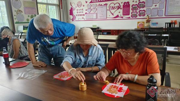 昆明市官渡区金马社区开展非遗拓印活动